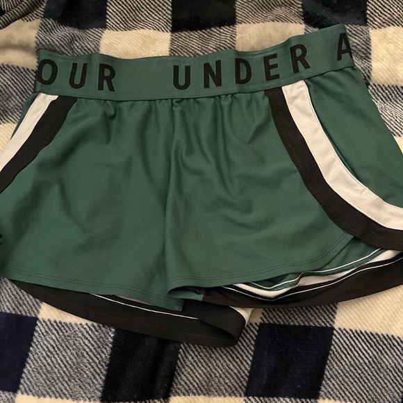UNDER ARMOR GYM SHORTS - Picture 1 of 4